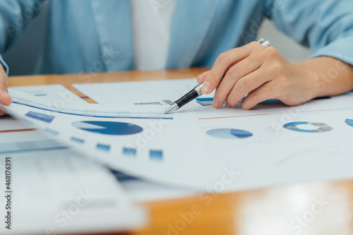 Obraz na płótnie Financial businessmen analyze the graph of the company's performance to create p