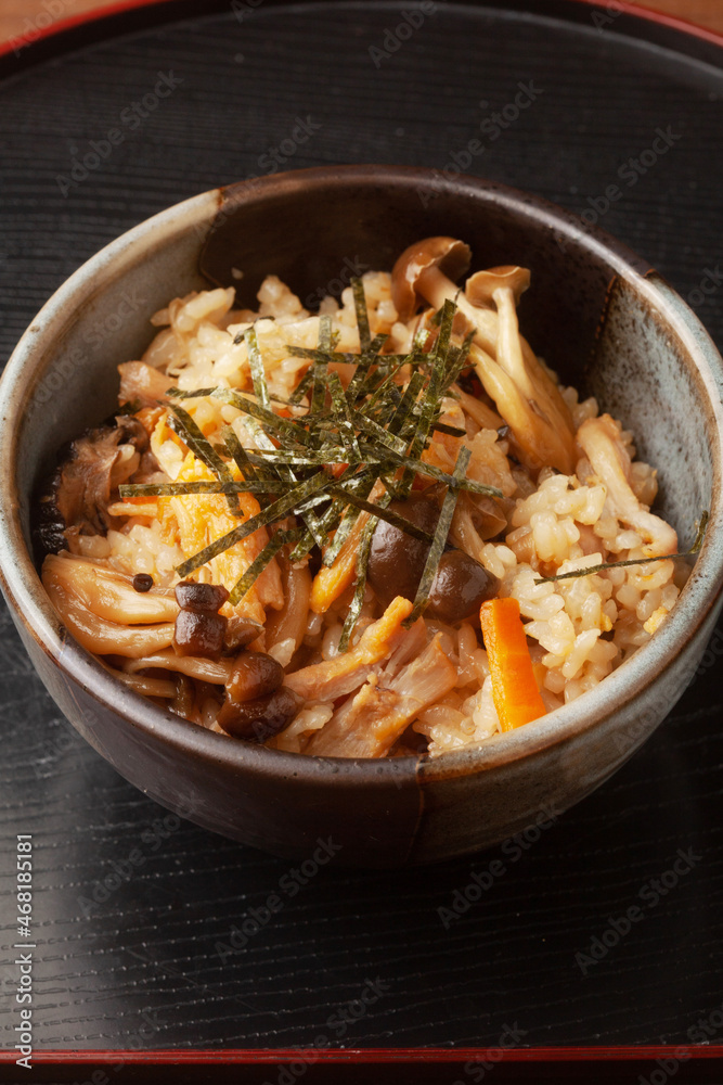 鶏肉ときのこの炊き込みご飯 鶏肉ときのこの炊き込みご飯
