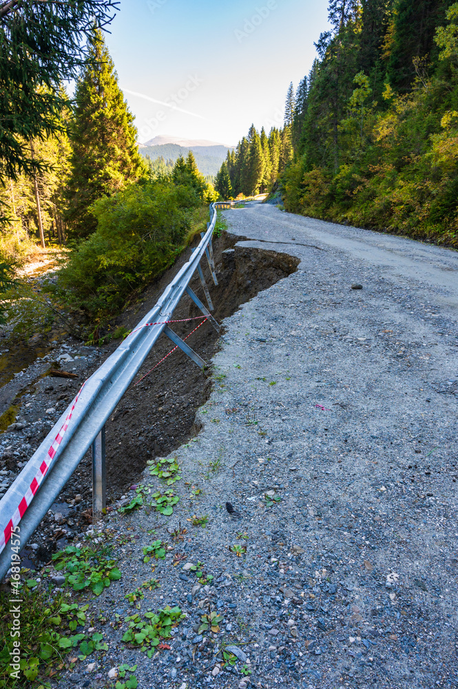 Straßenschäden durch Erdrutsch