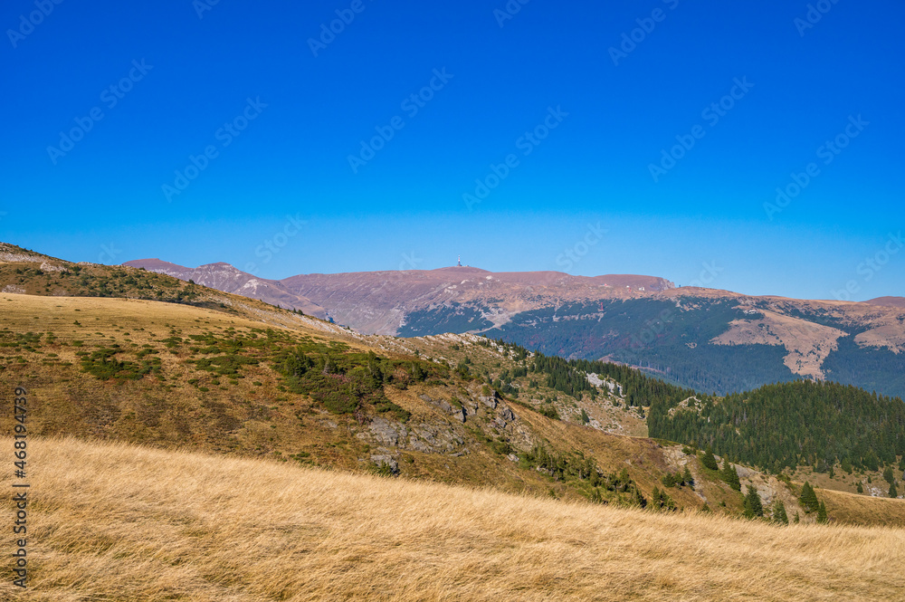 Blick über Bucegi Gebirge in den rumänischen Karpaten im Herbst