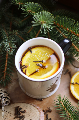 Zimowy napar z herbaty, cytryny i goździków