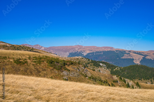 Blick über Bucegi Gebirge in den rumänischen Karpaten im Herbst