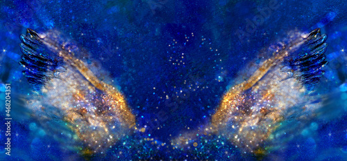 Banner goldener Engelsflügel, die prachtvoll wie glitzernde Edelsteine in kosmischer Sternennacht funkeln