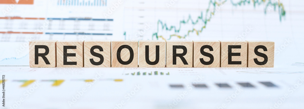 Obraz premium Resources Word In Wooden Cubes on a white background