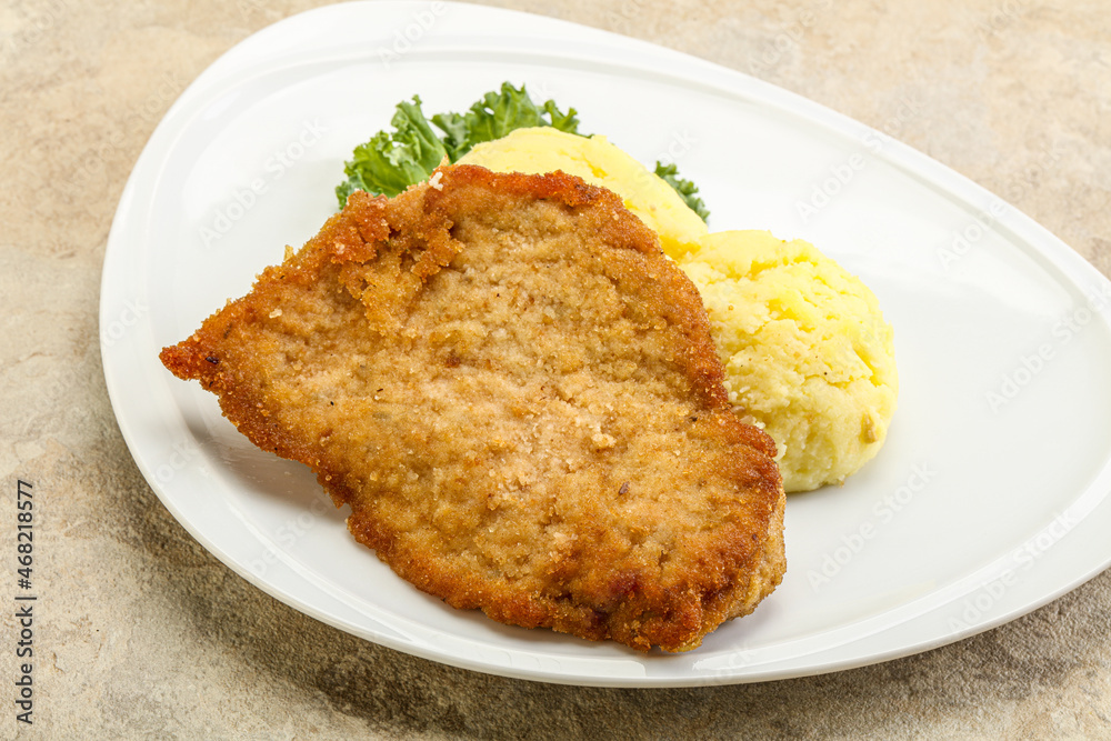 Crispy chicken schnitzel with mashed potato Crispy chicken schnitzel with mashed potato
