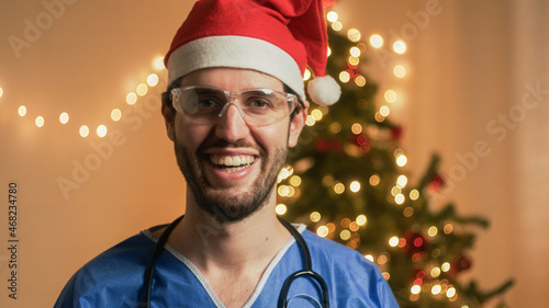 Giovane medico sorride a Natale photo