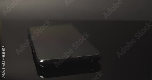 Smartphone nero su pannello espositivo girevole photo