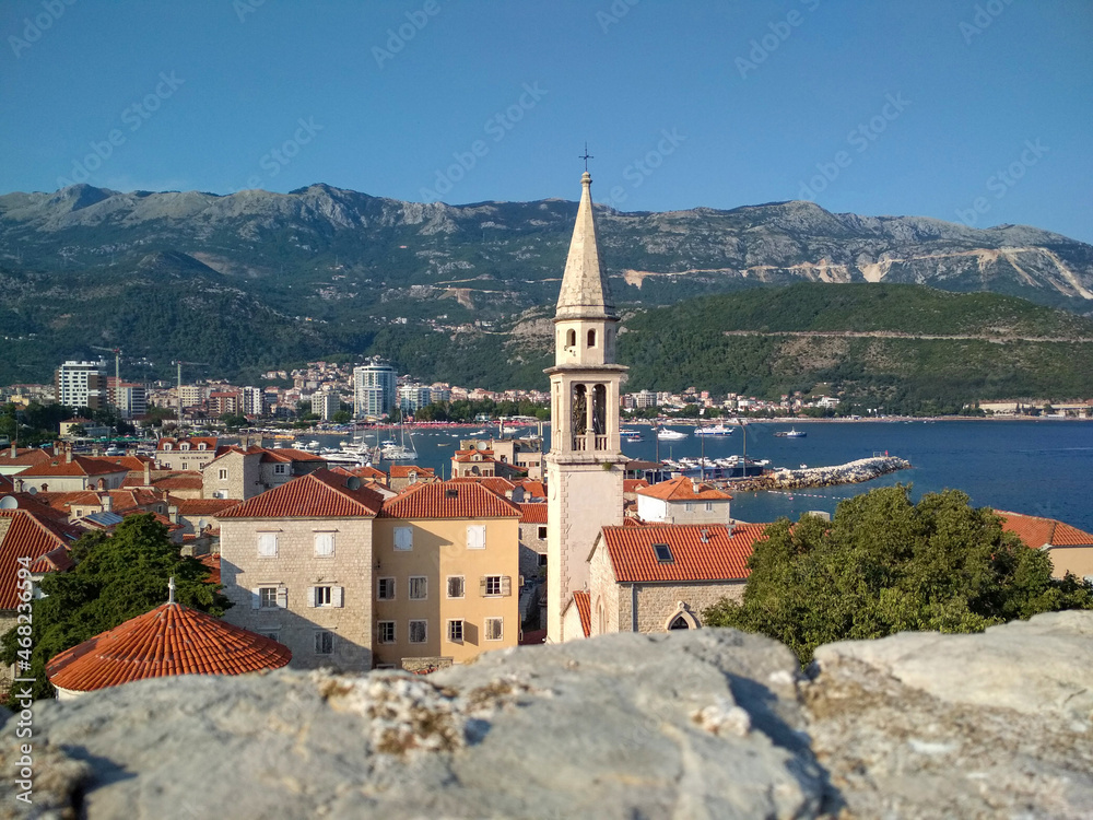 Obraz premium City buildings against the background of mountains and the sea