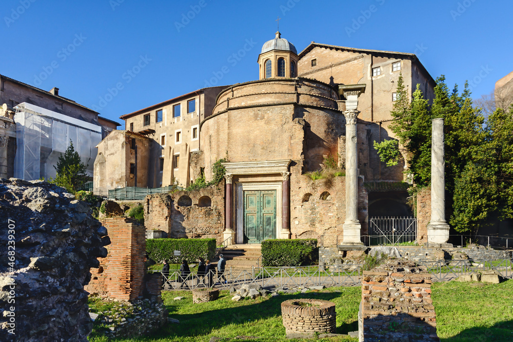 Fototapeta premium Temple of Romulus. Rotunda. Roman forum. Ruin. Rome. Italy