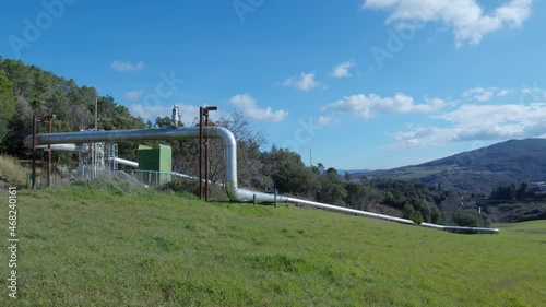 Centrale geotermca sulle colline verdi photo