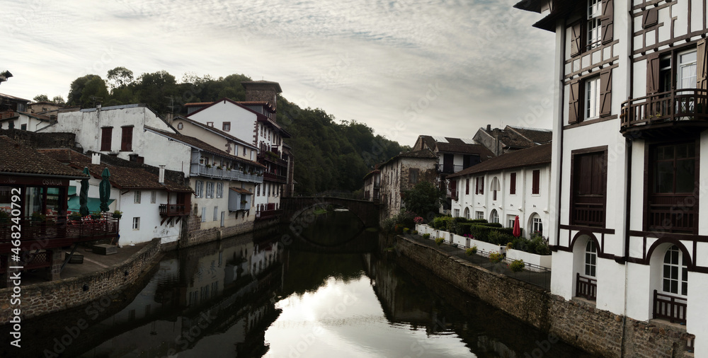 Le chemin, aventure pédestre en images sur les grands chemins de randonnées en France et en Europe.