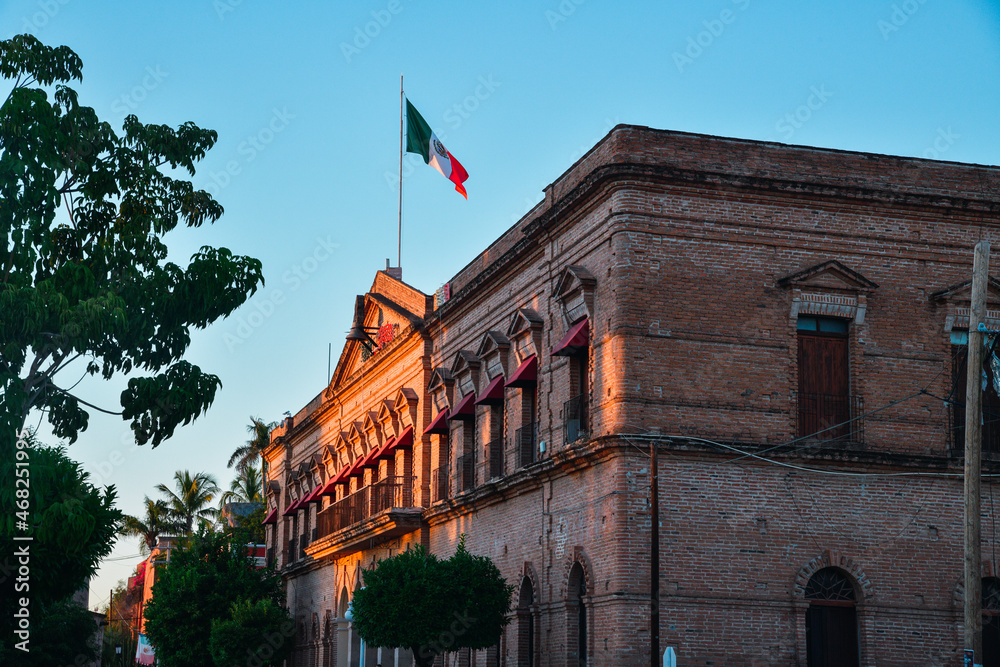 Obraz premium bandera de mexico en castillo