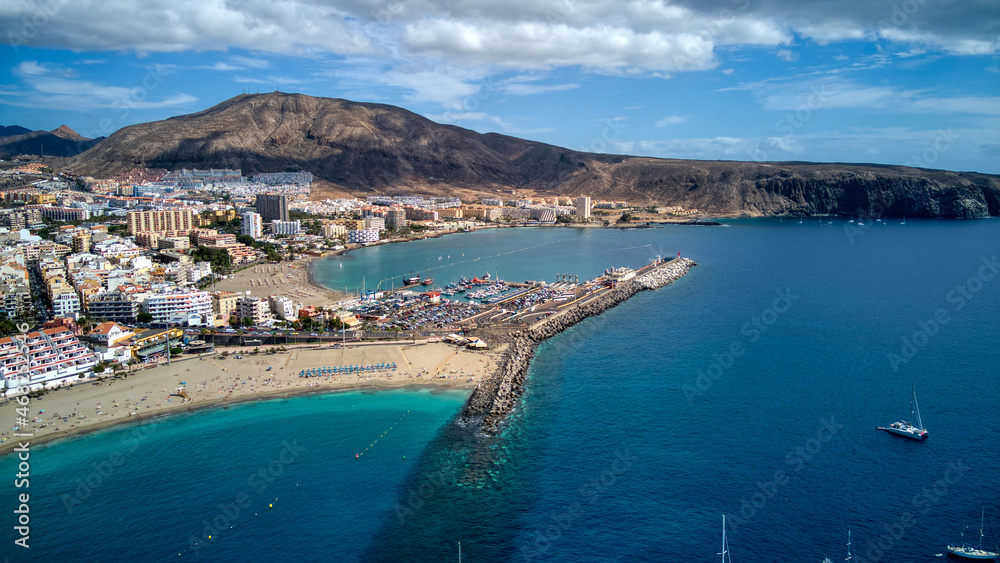 Foto aérea puerto de Los Cristianos, Tenerife, Canarias.