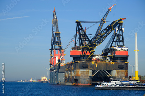 crane vessel for offshore platform installation © Tjeerd