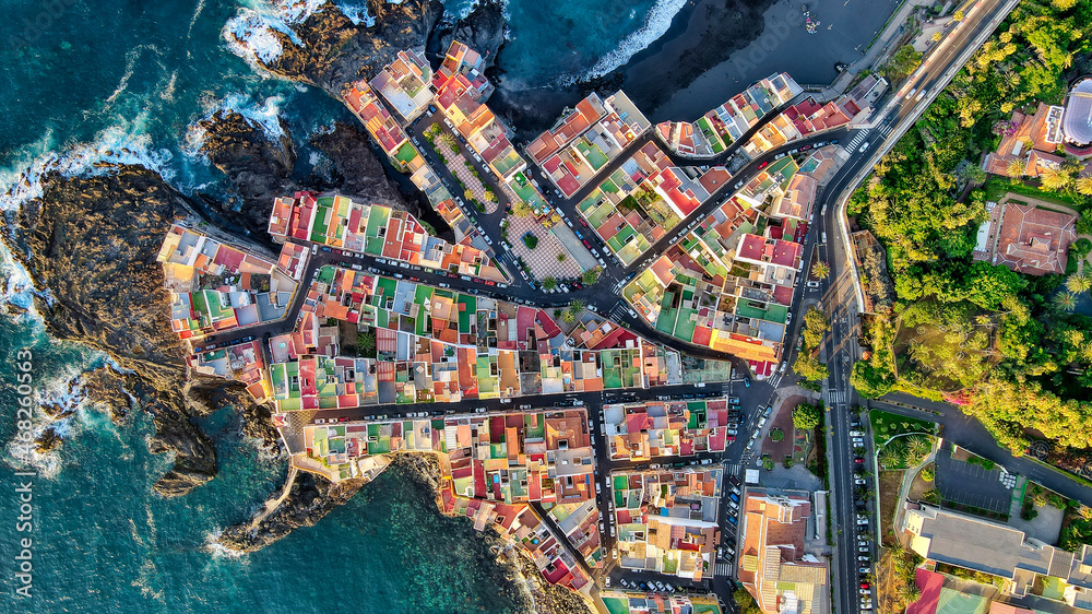Fototapeta premium Foto aérea de barrio costero, Punta Brava, Tenerife, Canarias.