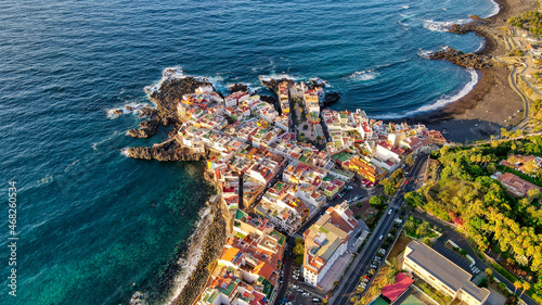 Foto aérea de barrio costero, Punta Brava, Tenerife, Canarias.