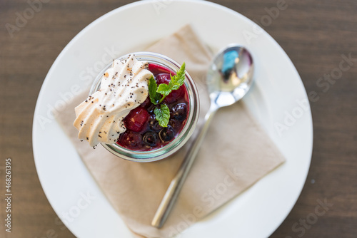 Bayrische-Creme mit Beerenkompott - Nahaufnahme