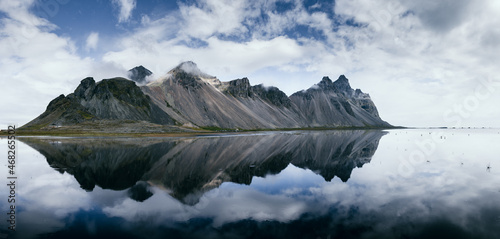 Perfekte Spiegelung einer Bergkette  Stokksnes  im Meer von Island. Ein Panoramabild