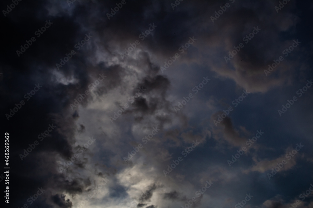 Céu dramático. Nuvens de tempestade. 