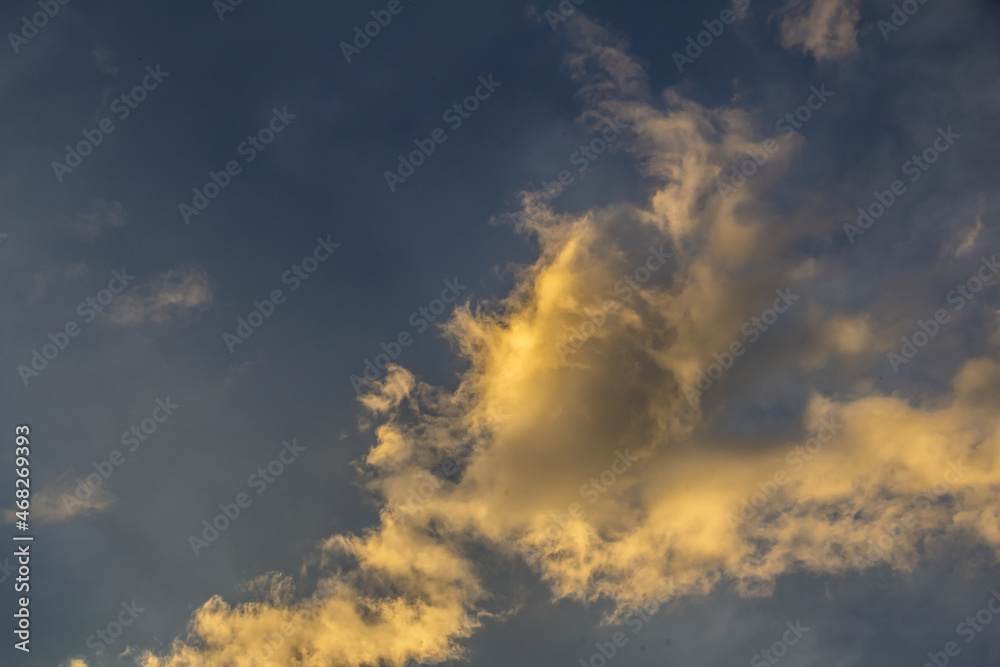 Céu com nuvens douradas de final de tarde. Céu com nuvens douradas de final de tarde.