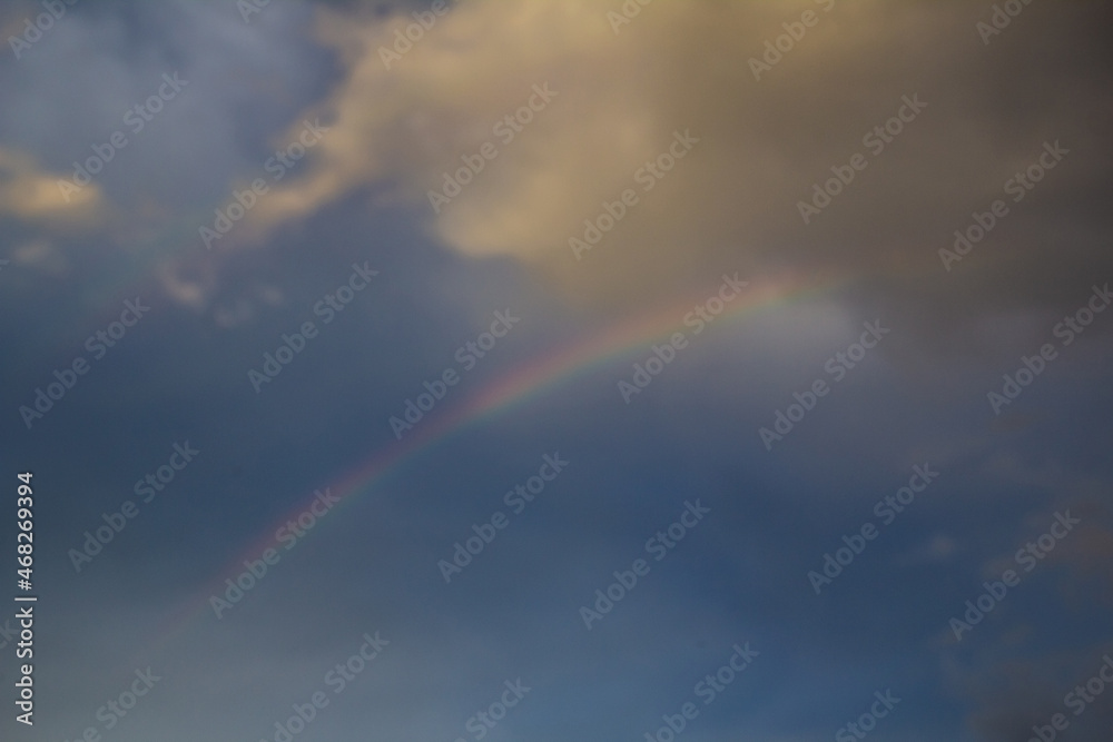 Arco íris no céu nublado.