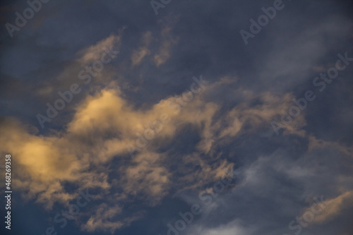 Céu com nuvens douradas de final de tarde. © Angela