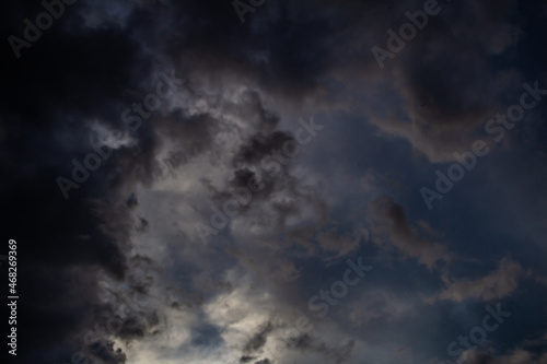 Céu dramático. Nuvens de tempestade.  © Angela