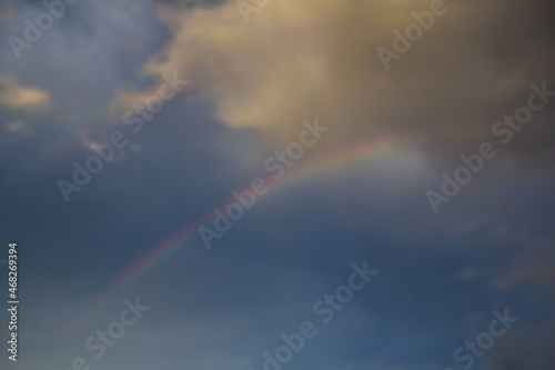 Arco íris no céu nublado. © Angela