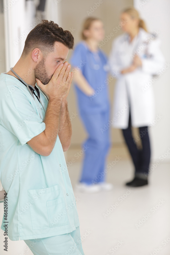 Obraz premium young handsome doctor surgeon man - anxiety problem