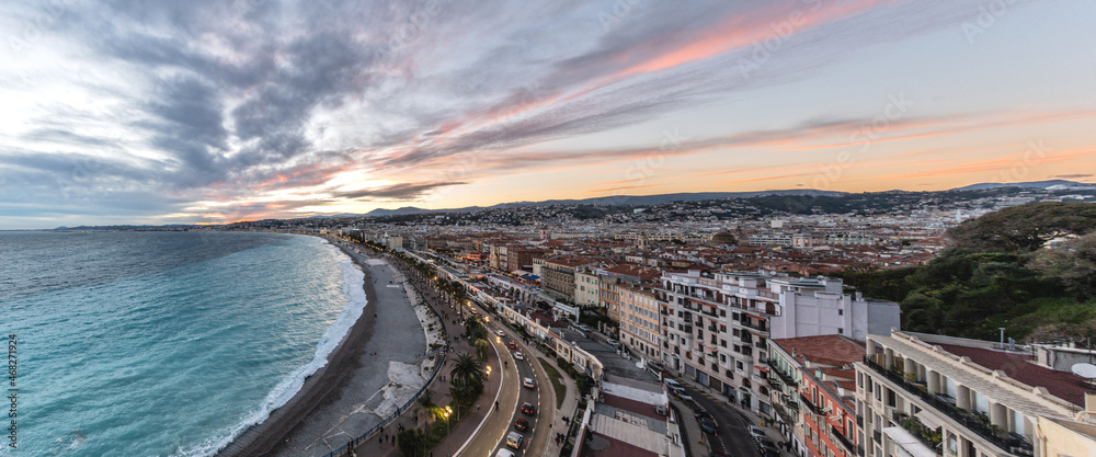 Panorama avec un coucher de soleil sur la baie des anges à Nice sur la Côte d'Azur
