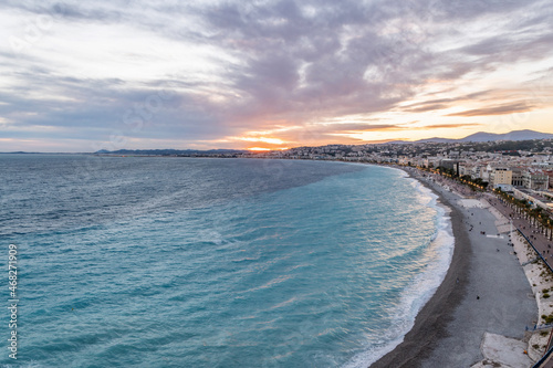 Coucher de soleil sur la baie des anges à Nice sur la Côte d'Azur © Bernard