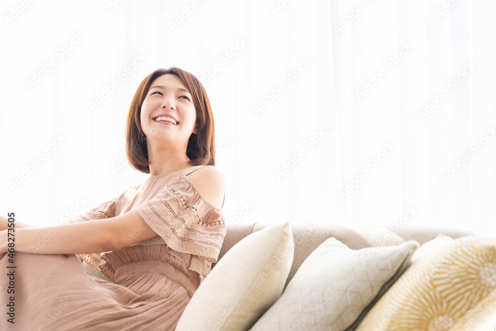 リラックスする若い女性 リラックスする若い女性