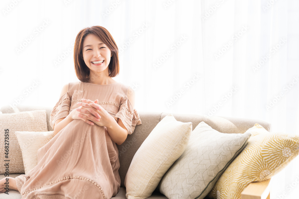 リラックスする若い女性 リラックスする若い女性