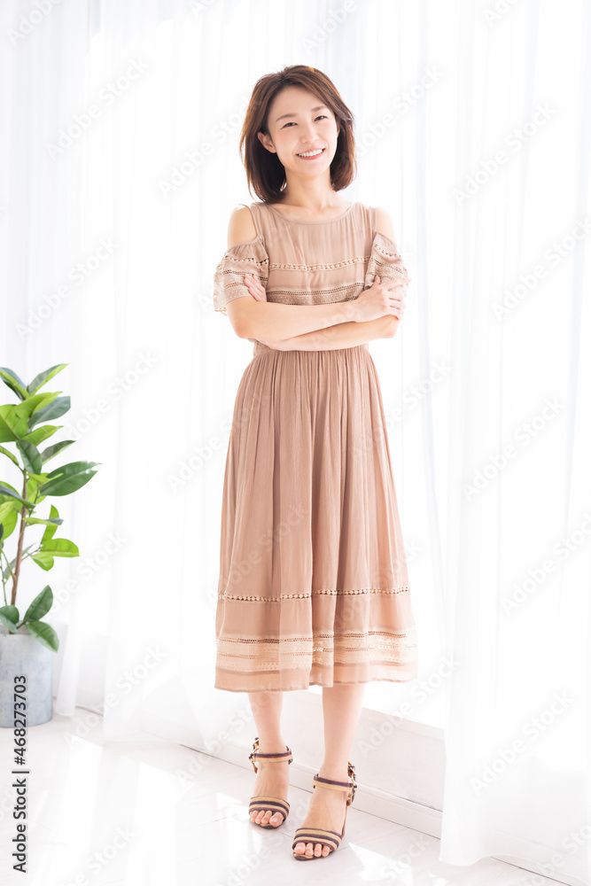 リラックスする若い女性　全身