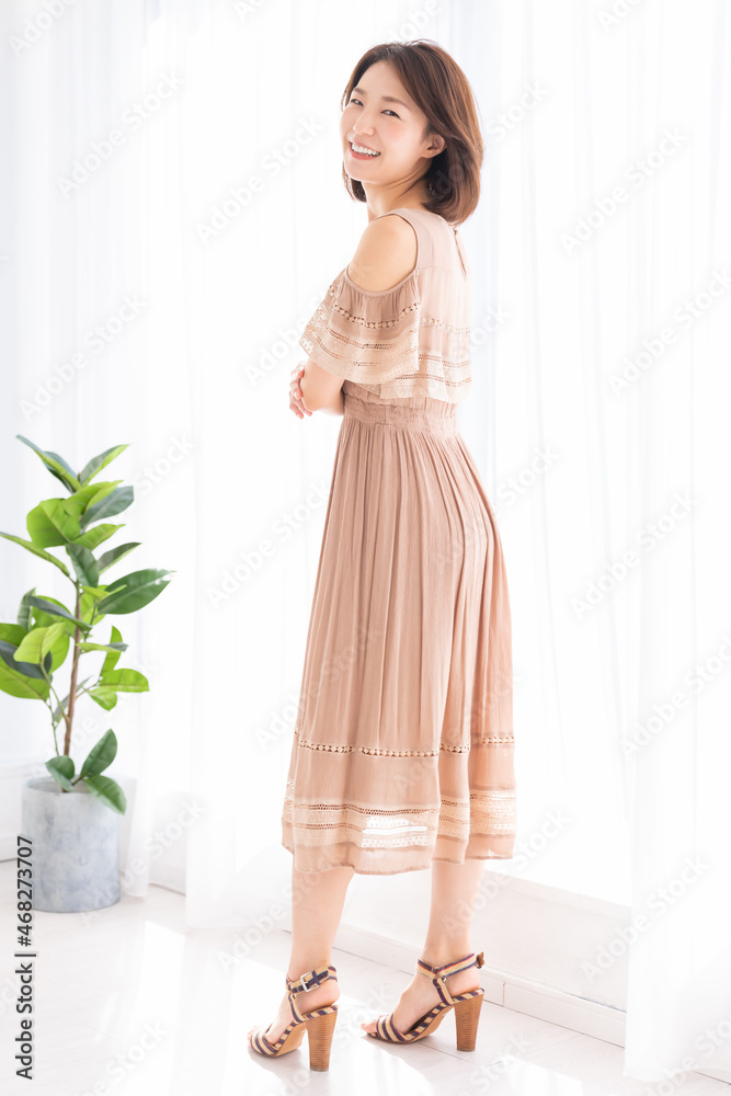 リラックスする若い女性 全身 リラックスする若い女性 全身