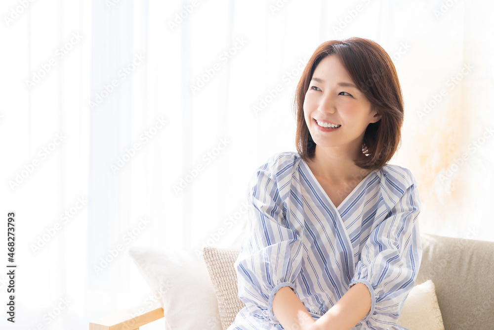 リラックスする若い女性