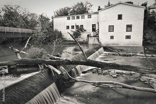 Moulin pres d'une riviere noir et blanc