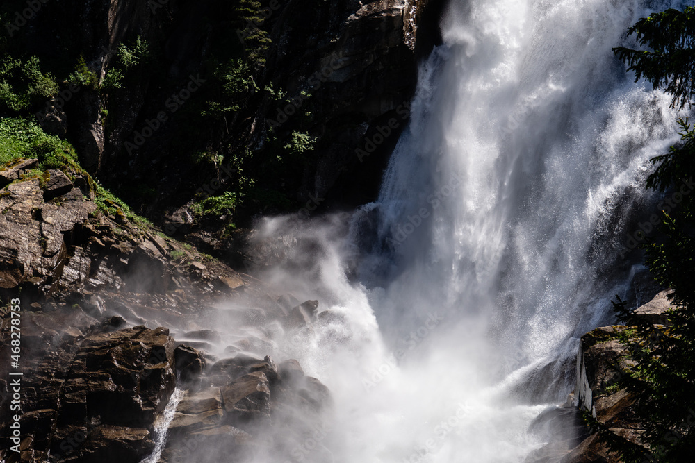 Zwischen Felsen hinabstürzendes Wasser