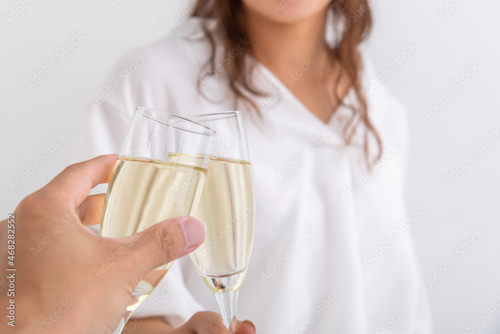 シャンパンで乾杯する男女
記念日を祝う二人 シャンパンで乾杯する男女
記念日を祝う二人