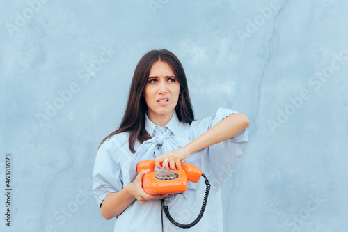 Foto Nervous Woman Hanging Up Phone During Conversation