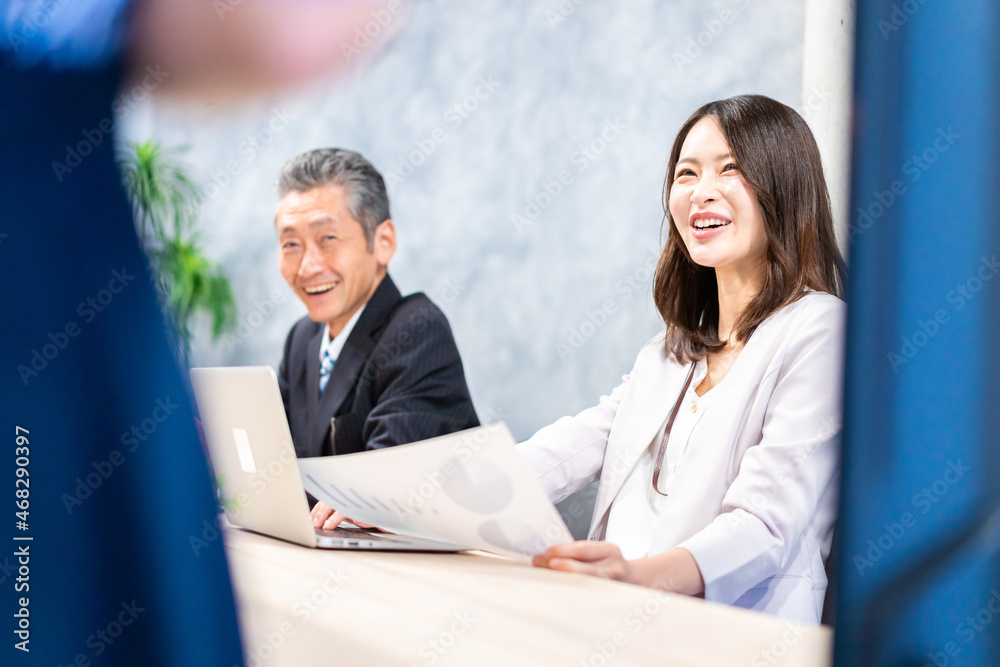 Obraz premium オフィスで会議をするビジネスパーソン