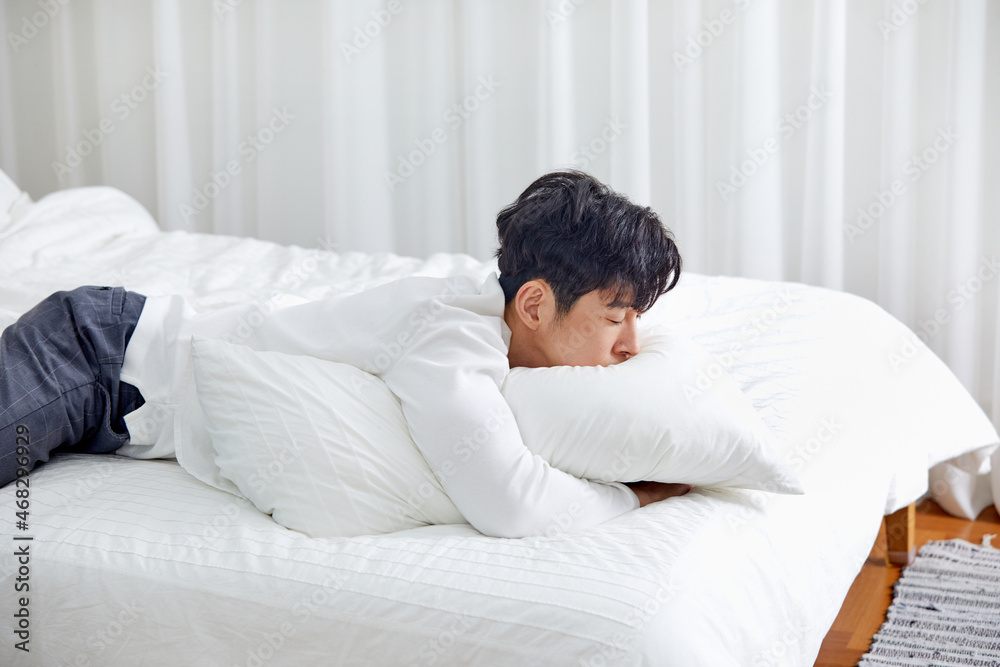 An office worker in his 30s who is sleeping on a weekend bed. An office worker in his 30s who is sleeping on a weekend bed.