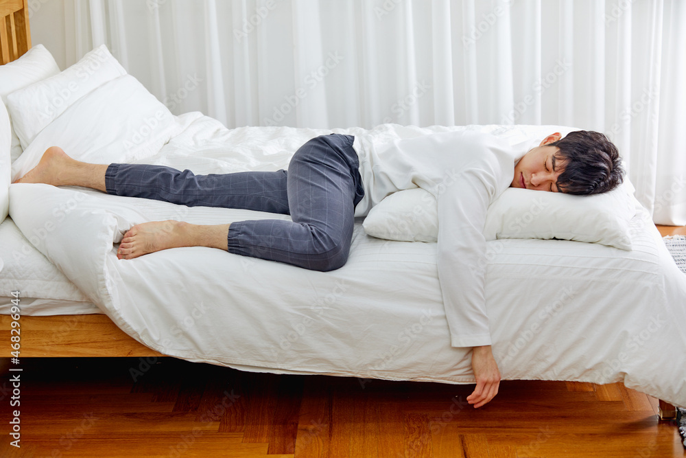 An office worker in his 30s who is sleeping on a weekend bed. An office worker in his 30s who is sleeping on a weekend bed.