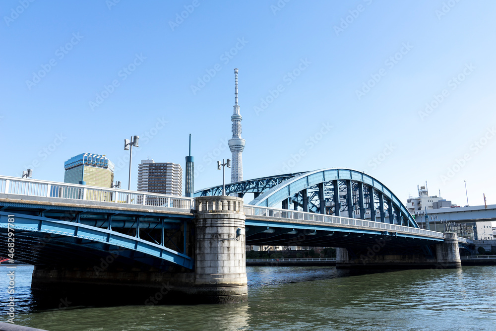 Obraz premium 隅田川に架かる駒形橋の風景