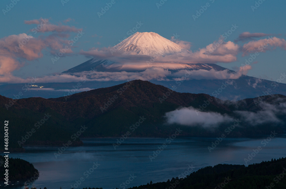 朝の箱根大観山から紅富士山と芦ノ湖
