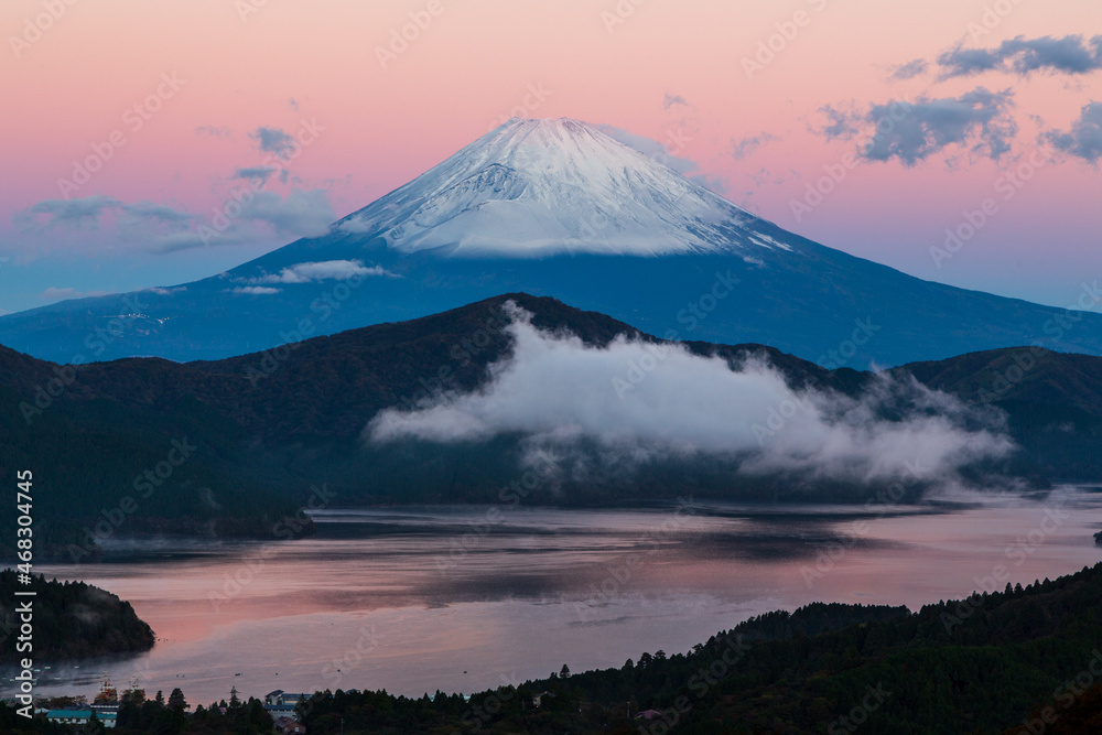 朝の箱根大観山から紅富士山と芦ノ湖