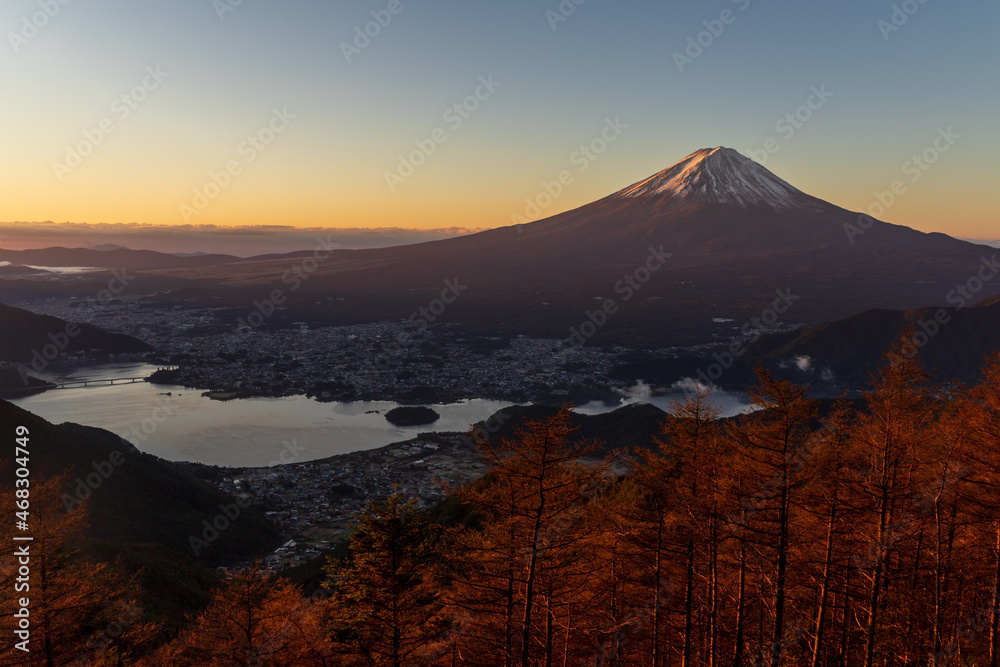 秋の新道峠から夜明けの河口湖と富士山