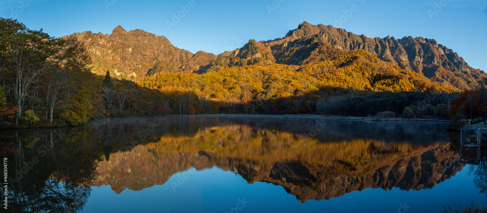 紅葉のの戸隠高原鏡池に映る秋の戸隠連山モルゲンロート