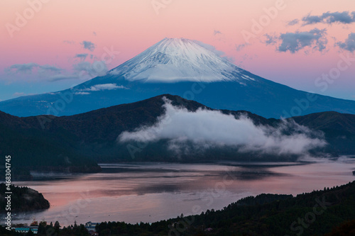 朝の箱根大観山から紅富士山と芦ノ湖