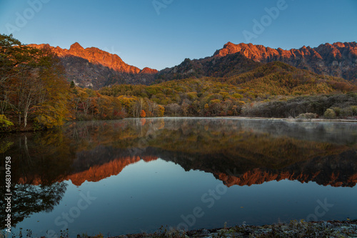 Fototapeta Naklejka Na Ścianę i Meble -  紅葉のの戸隠高原鏡池に映る秋の戸隠連山モルゲンロート